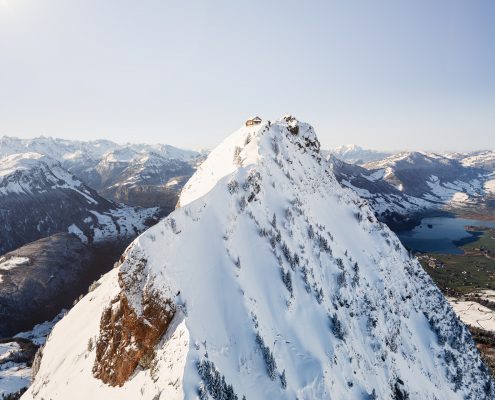 Luftaufnahme Grosser Mythen mit Hütte
