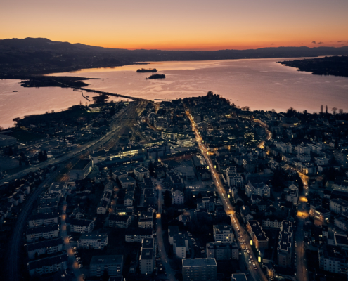 nächtliche Stimmung hoch über Rapperswil mit Blick auf den Zürichsee, dem Damm und die Inseln Ufenau, Lützelau